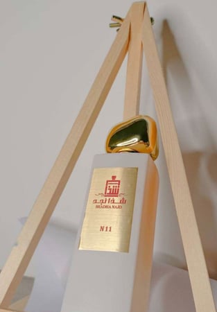 عطر N11 للجنسين 50 مل  عطر بارفيوم  سويت  إفتتاحية العطر البرتقال الأحمر و اليوسفي; قلب العطر العسل, الغاردينيا, لتعطي فوحان عااالي وثبات  زهر البرتقال , الياسمين و الخوخ; قاعدة العطر تتكون من شمع العسل, الكاراميل, الباتشولي ليجعل الرائحه السويتيه متميزه