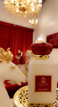 عطر الشيوخ 100 مل للنساء والرجال عطر اسم على مسمى مكوناته الخاصه والغنينه بتوليفه متميزه من ارقى الزيوت الفاخره للمتميزين فقط عطر شرقي راقي يجمع بين التركيبه الناعمه الفرنسيه الزهريه وفخامه االعود . البارد مضاف له الصندل والباتشولي واالازهار ممايجعله ع