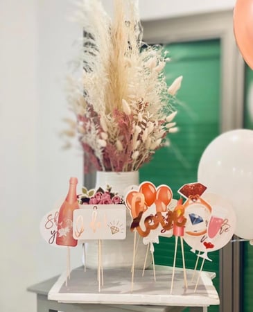 منتج متوفر للبيع الفوري  مجموعه اعواد تصوير مناسبه لحفلات البرايدل شاور مكونه من (23) قطعه ‍