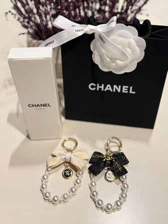 ميداليه شانيل لون اوف وايت