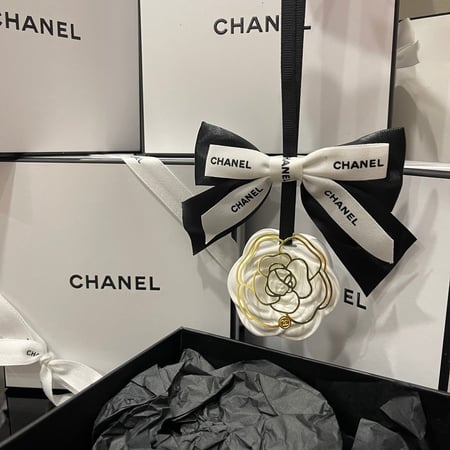 تعليقة شانيل مع البوكس والكيس