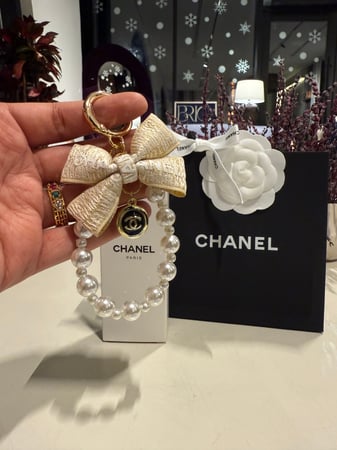 ميداليه شانيل لون اوف وايت