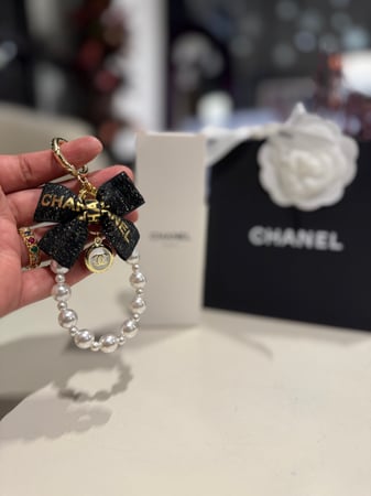 ميدالية شانيل لون أسود