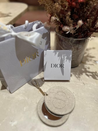 ميدالية + مراية من ديور مع الكيس