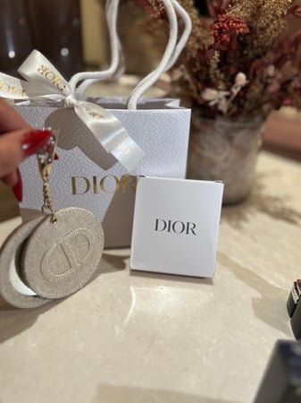 ميدالية + مراية من ديور مع الكيس