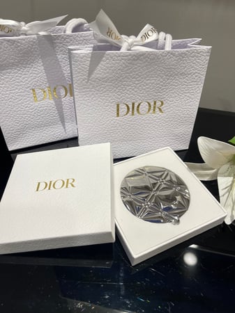 مراية فاخرة من ديور مع البوكس والكيس