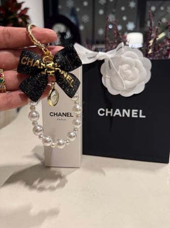 ميدالية شانيل لون أسود