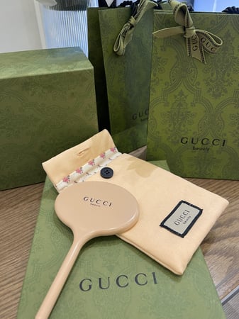 مراية قوتشي مع المحفظه والكيس