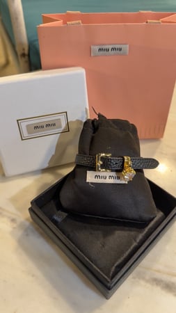 اسوارة ميو ميو باللون الاسود