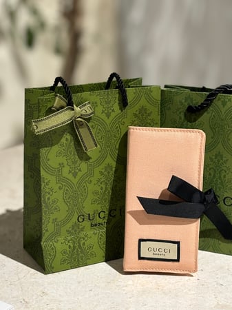 شنطة فرش ميك اب من قوتشي  3 حبات