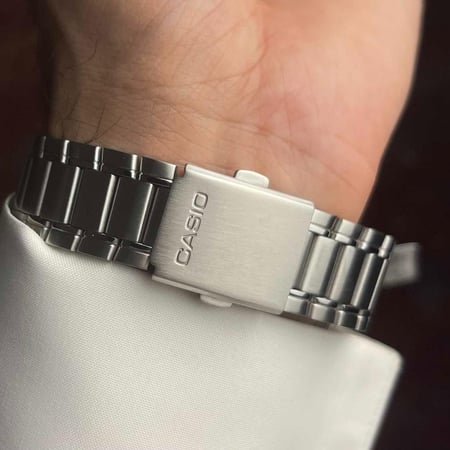 ساعة كاسيو فضي تاريخ يوم MTP-1239D-7A
