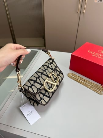 شنطة فالنتينو