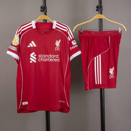 طقم ليفربول الاساسي 2025/2026