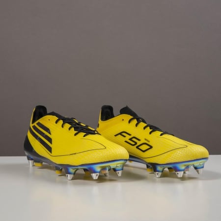 جزمة كرة قدم Adidas