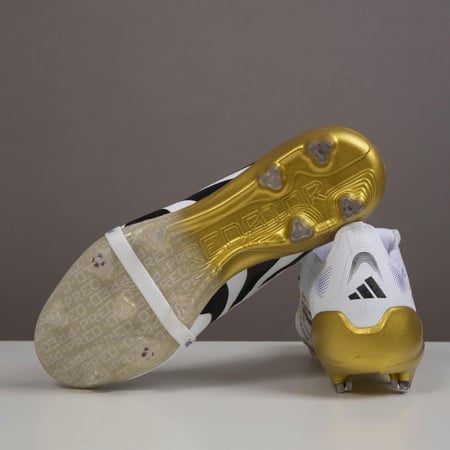 جزمة كرة قدم Adidas