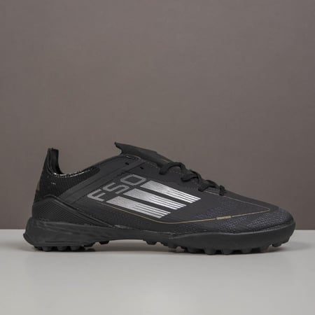 جزمة كرة قدم Adidas