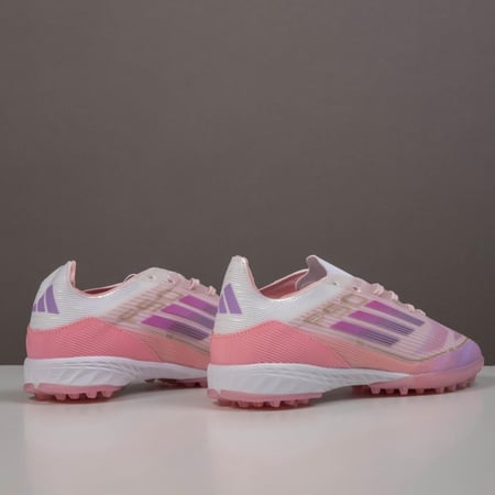 جزمة كرة قدم Adidas