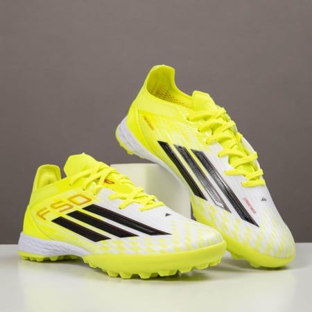 جزمة كرة قدم Adidas