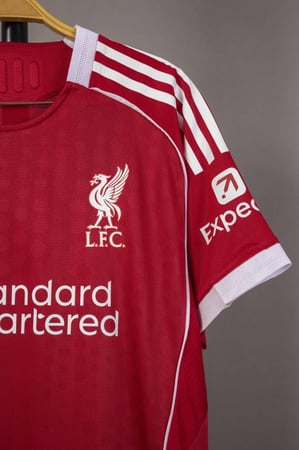 طقم ليفربول الاساسي 2025/2026