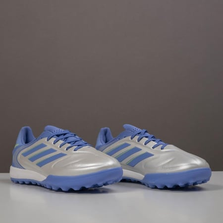 جزمة كرة قدم Adidas