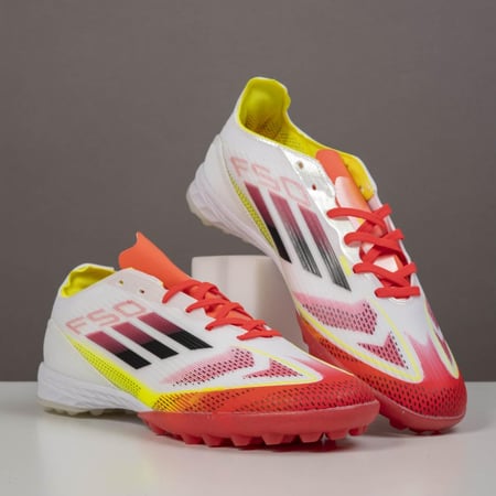 جزمة كرة قدم Adidas