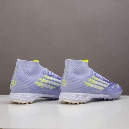 جزمة كرة قدم Adidas