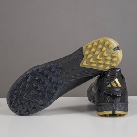 جزمة كرة قدم Adidas