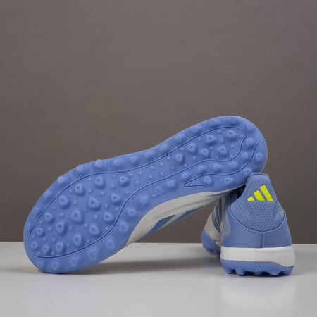 جزمة كرة قدم Adidas