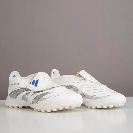 جزمة كرة قدم Adidas