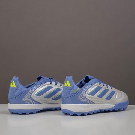 جزمة كرة قدم Adidas