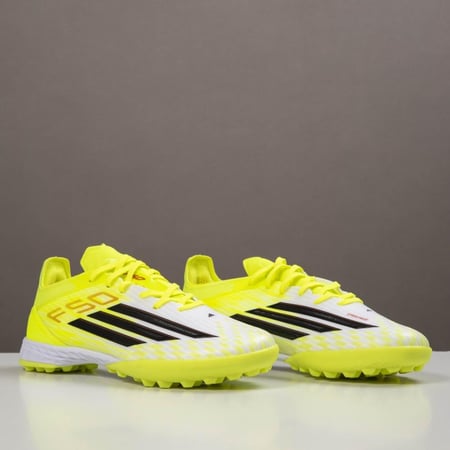 جزمة كرة قدم Adidas