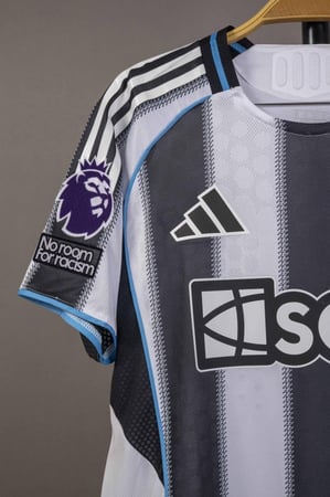 طقم نيوكاسل الاساسي 2025/2026