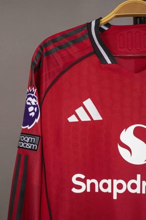 طقم مانشستر يونايتد الاساسي كم طويل 2026/2025