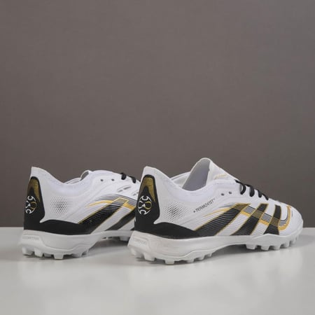 جزمة كرة قدم Adidas