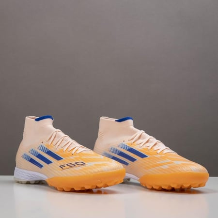 جزمة كرة قدم Adidas