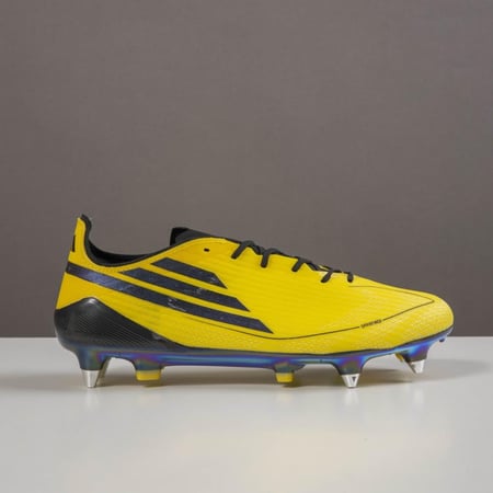 جزمة كرة قدم Adidas