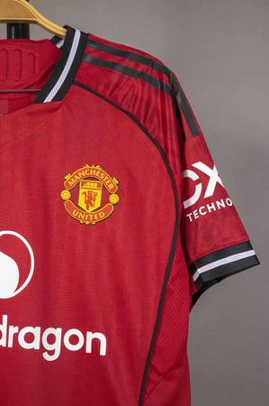 قميص مانشيستر يونايتد الاساسي 2025/2026