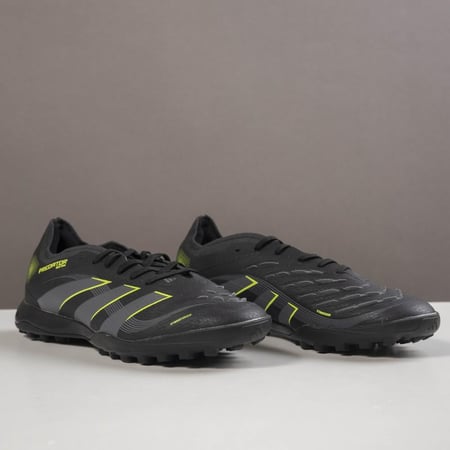 جزمة كرة قدم Adidas