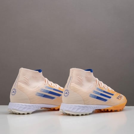 جزمة كرة قدم Adidas