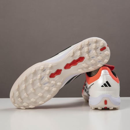 جزمة كرة قدم Adidas