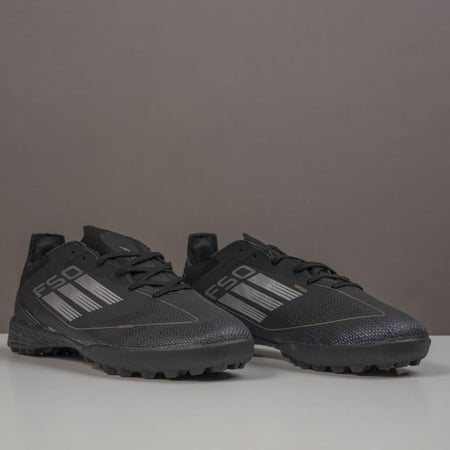 جزمة كرة قدم Adidas