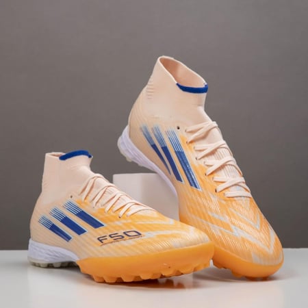 جزمة كرة قدم Adidas