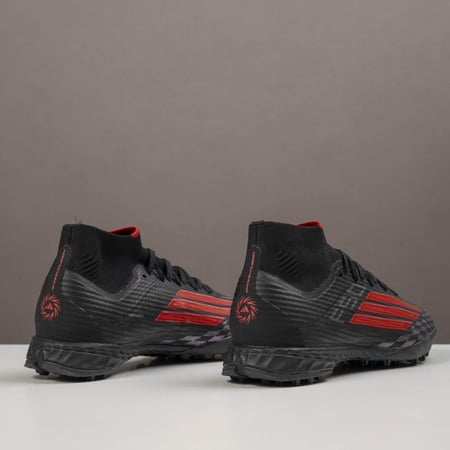 جزمة كرة قدم Adidas