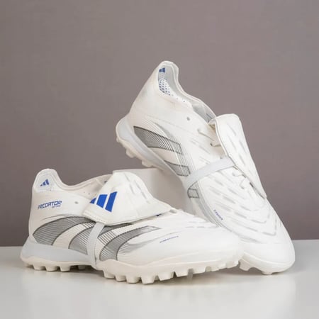 جزمة كرة قدم Adidas