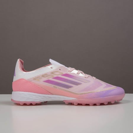 جزمة كرة قدم Adidas