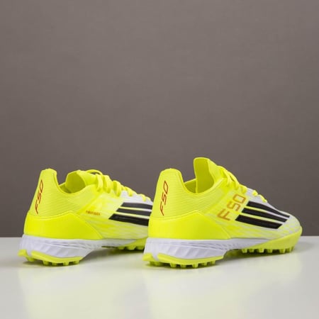 جزمة كرة قدم Adidas