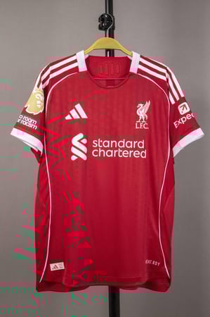 طقم ليفربول الاساسي 2025/2026