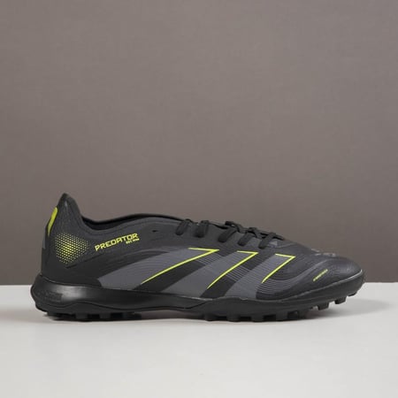 جزمة كرة قدم Adidas