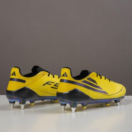 جزمة كرة قدم Adidas
