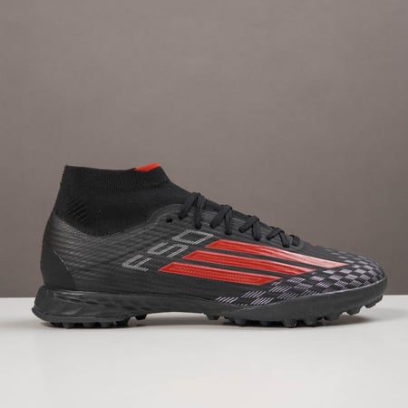 جزمة كرة قدم Adidas
